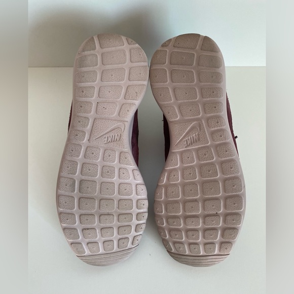 Nike Women’s Roshe One Sneakers - Picture 9 of 10